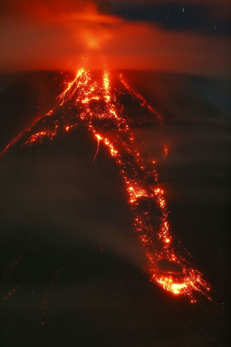 Laava voolamas maapinnal olevast vulkaanist. Pilt on illustreeriv