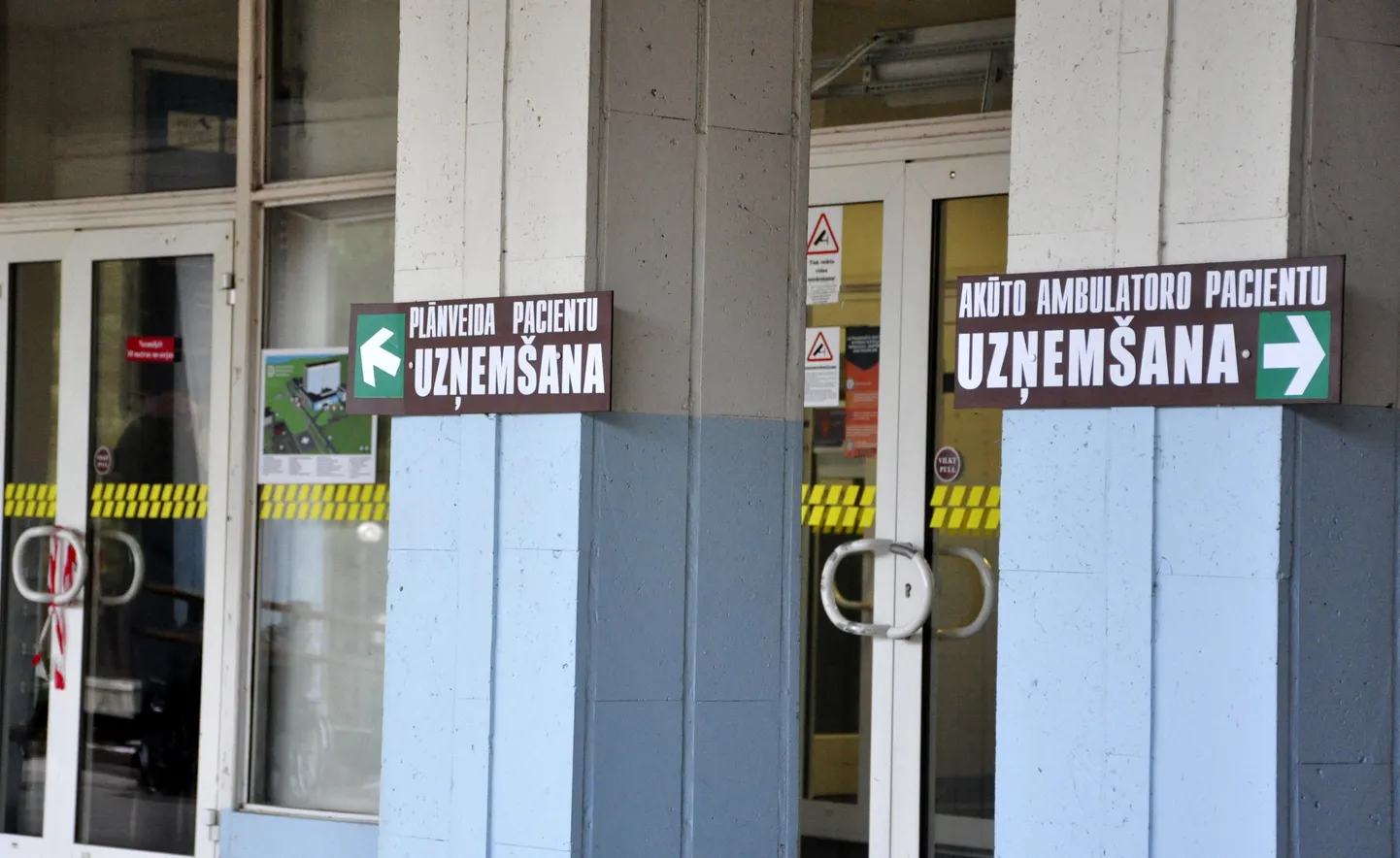Norādes pie Daugavpils reģionālās slimnīcas durvīm. Ilustratīvs attēls