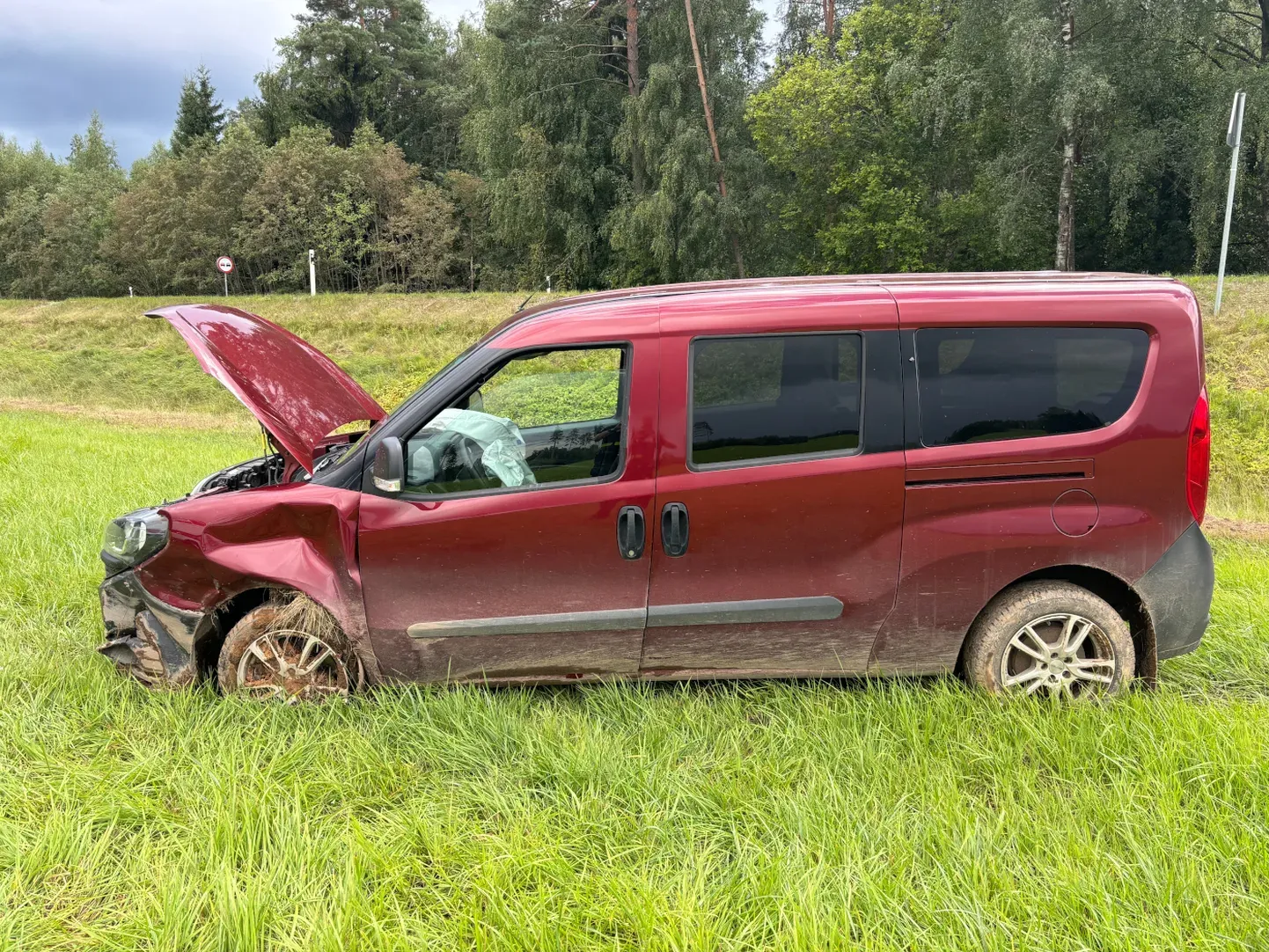 Съехавший с дороги в поле Fiat.