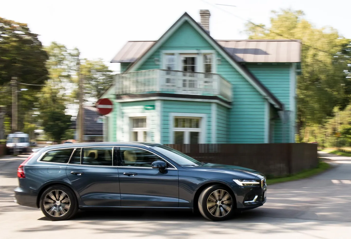 Volvo V60.