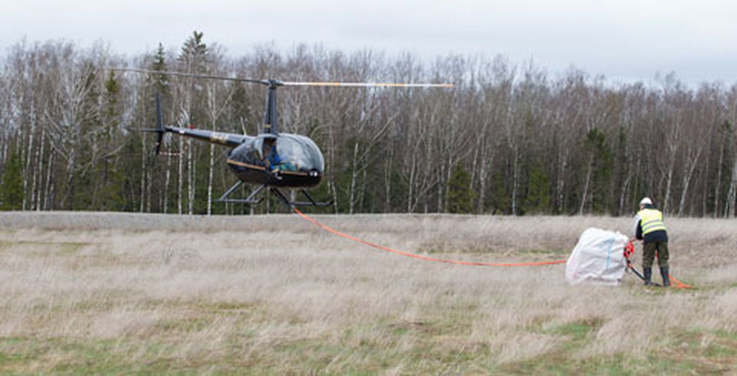 Aerocopteri pisike helikopter valmistub järjekordse istikukotiga õhku tõusma.