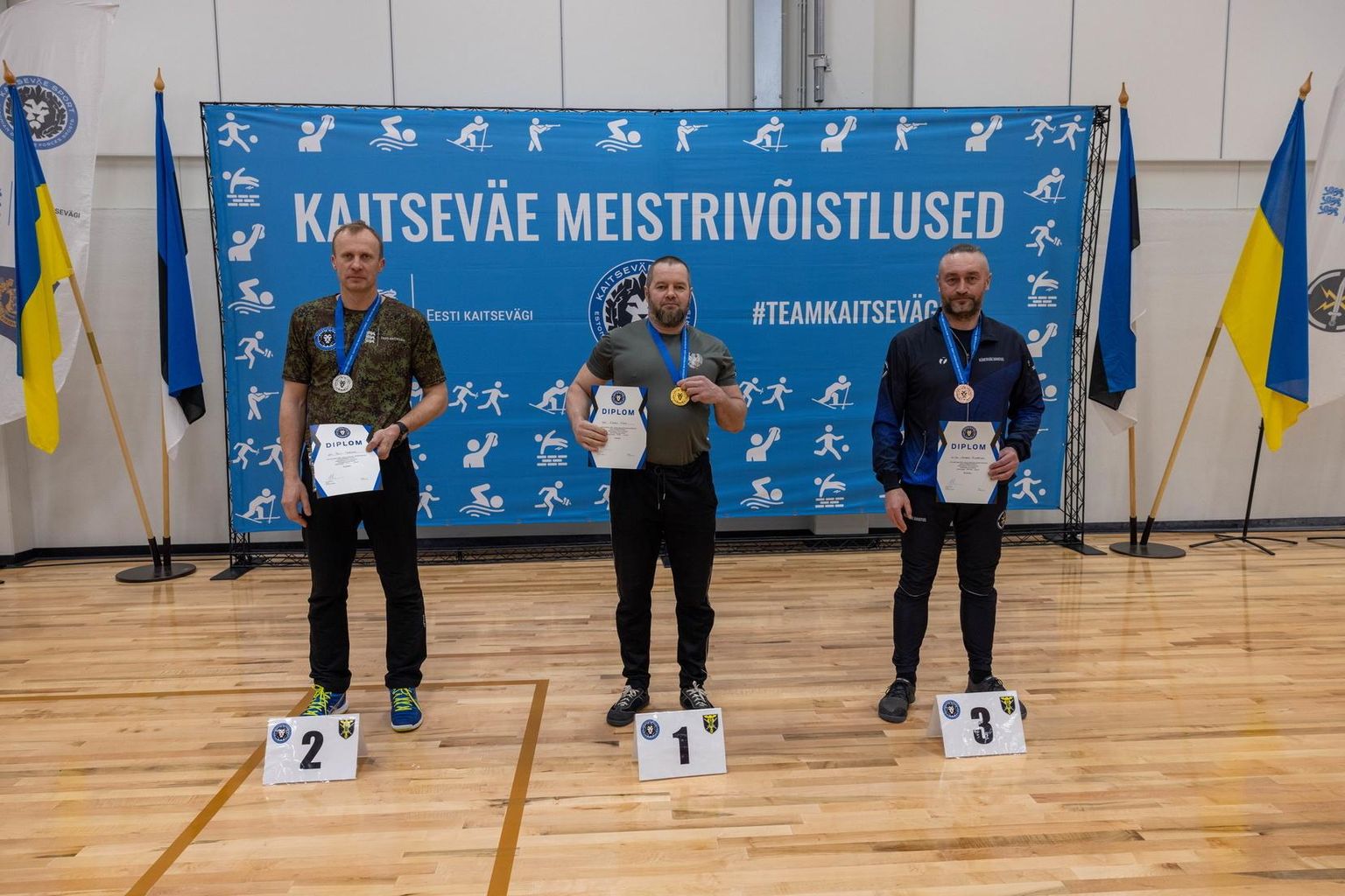 Kalev Kais (keskel) tuli sangpommispordi meistriks.