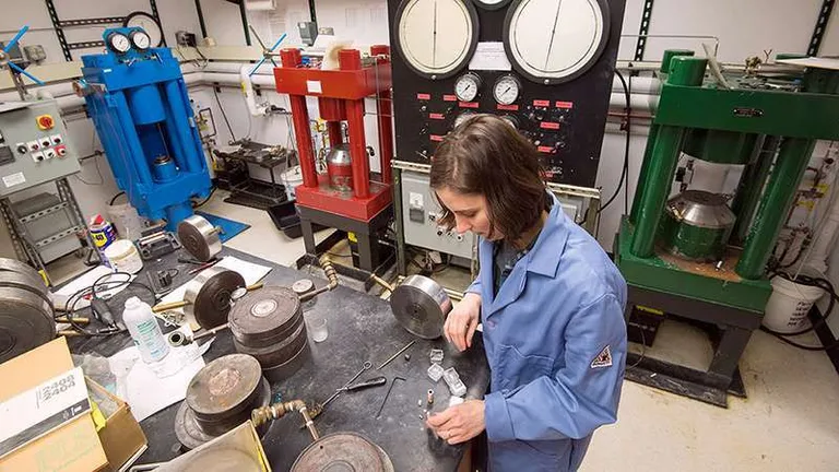 Järeldoktorant Emily Sarafian Woods Hole'i Okeanograafiainstitutsiooni geoloogialaboris.