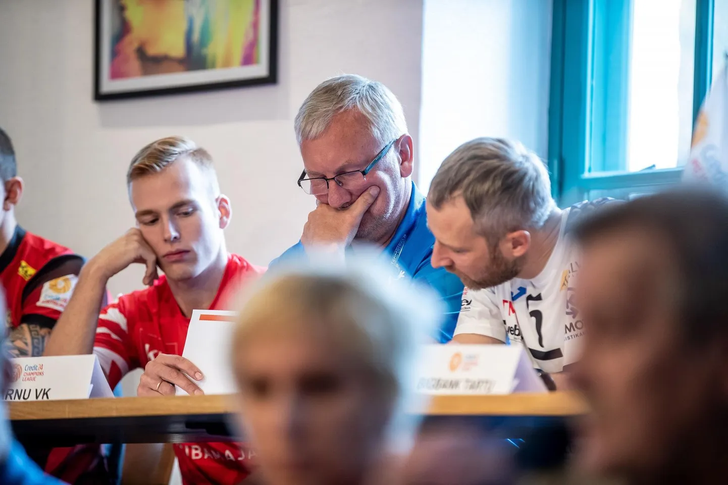 Avo Keel mõtlikult konkurentide koosseise silmitsemas.