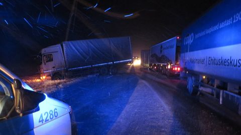 Фото: военнослужащий пришел на помощь попавшим в ДТП на шоссе Таллинн-Нарва грузовикам