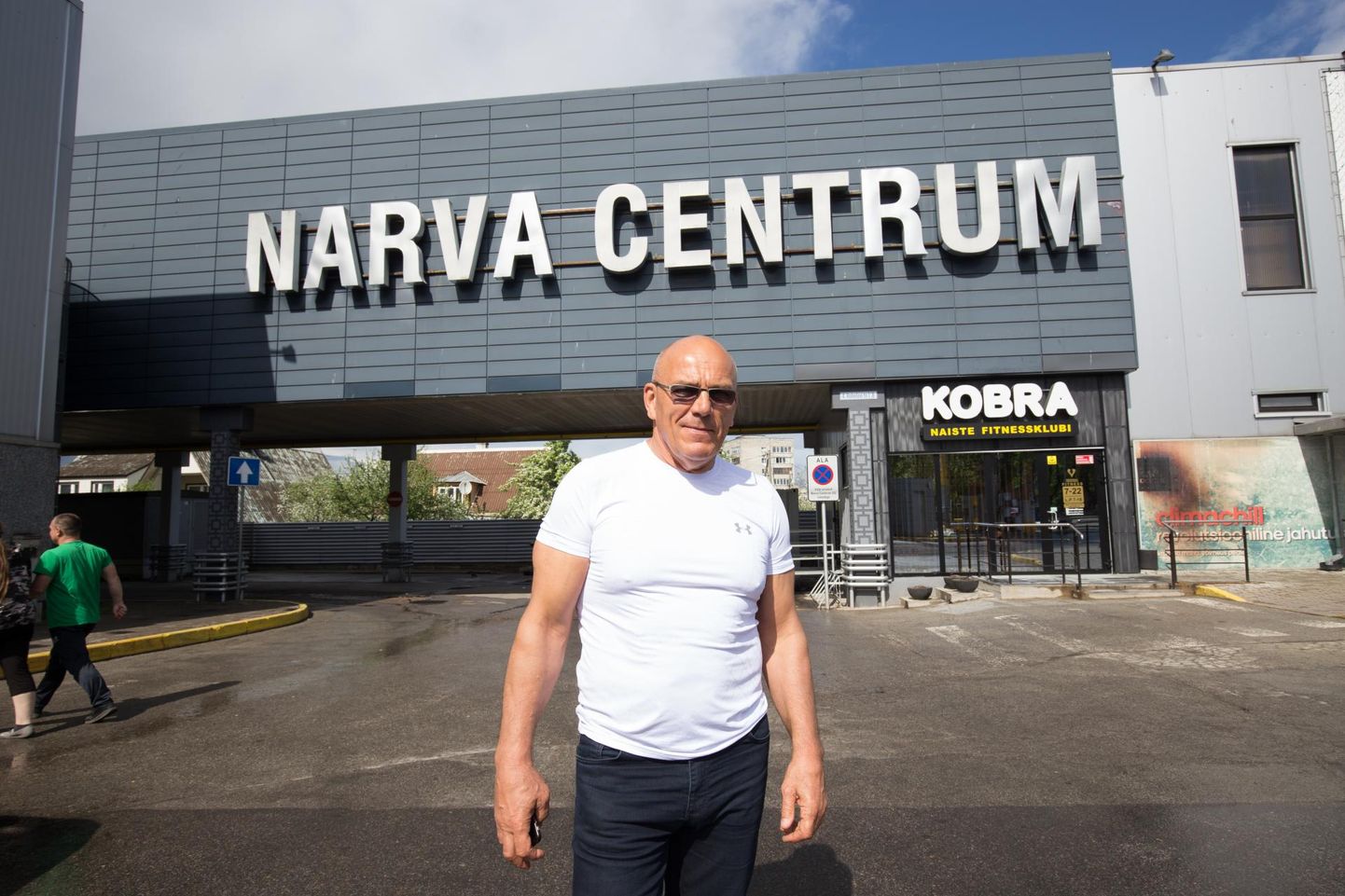 Oleg Grossi firmal on Narvas viis kinnistut. Ühel neist asub Narva Centrum, kus samuti kavatsetakse avada temanimelisse jaeketti kuuluv toidukauplus.