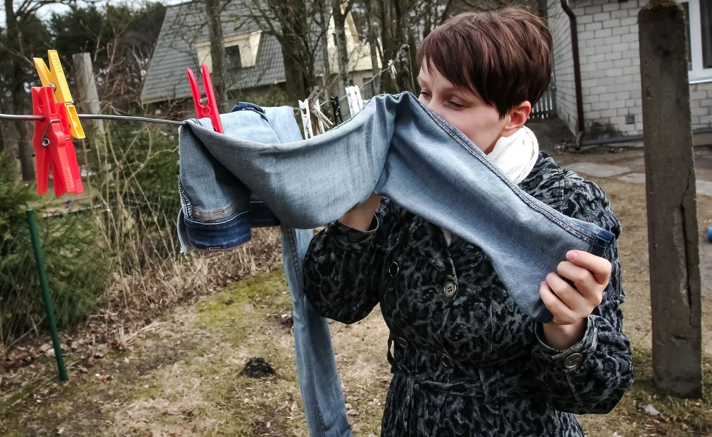 Siiri tunnistas, et kui tahta endale pehmet, venivat ja ilusat värvi teksapaari, siis pead leppima, et nende ebameeldiv lõhn võib taanduda alles pärast korduvaid pesusid.