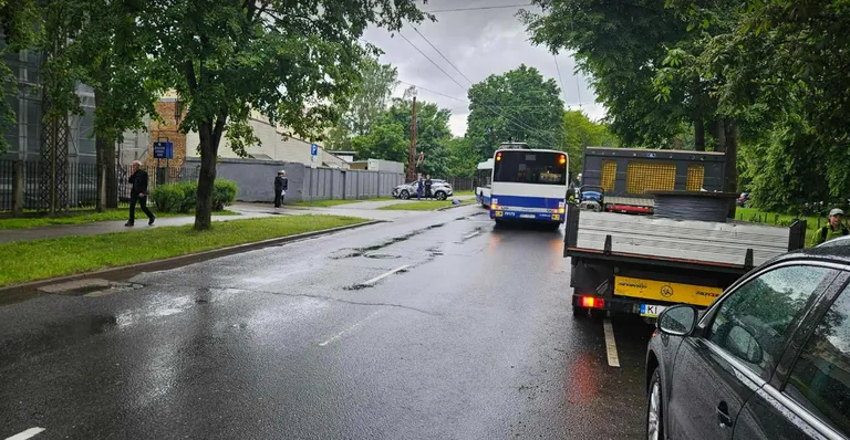Автобус Rīgas satiksme столкнулся с каршеринговым авто