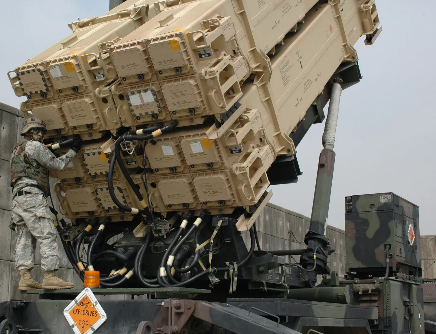 USA sõdur oktoobris 2006  Lõuna-Koreas Patriot-süsteemi hooldamas.
