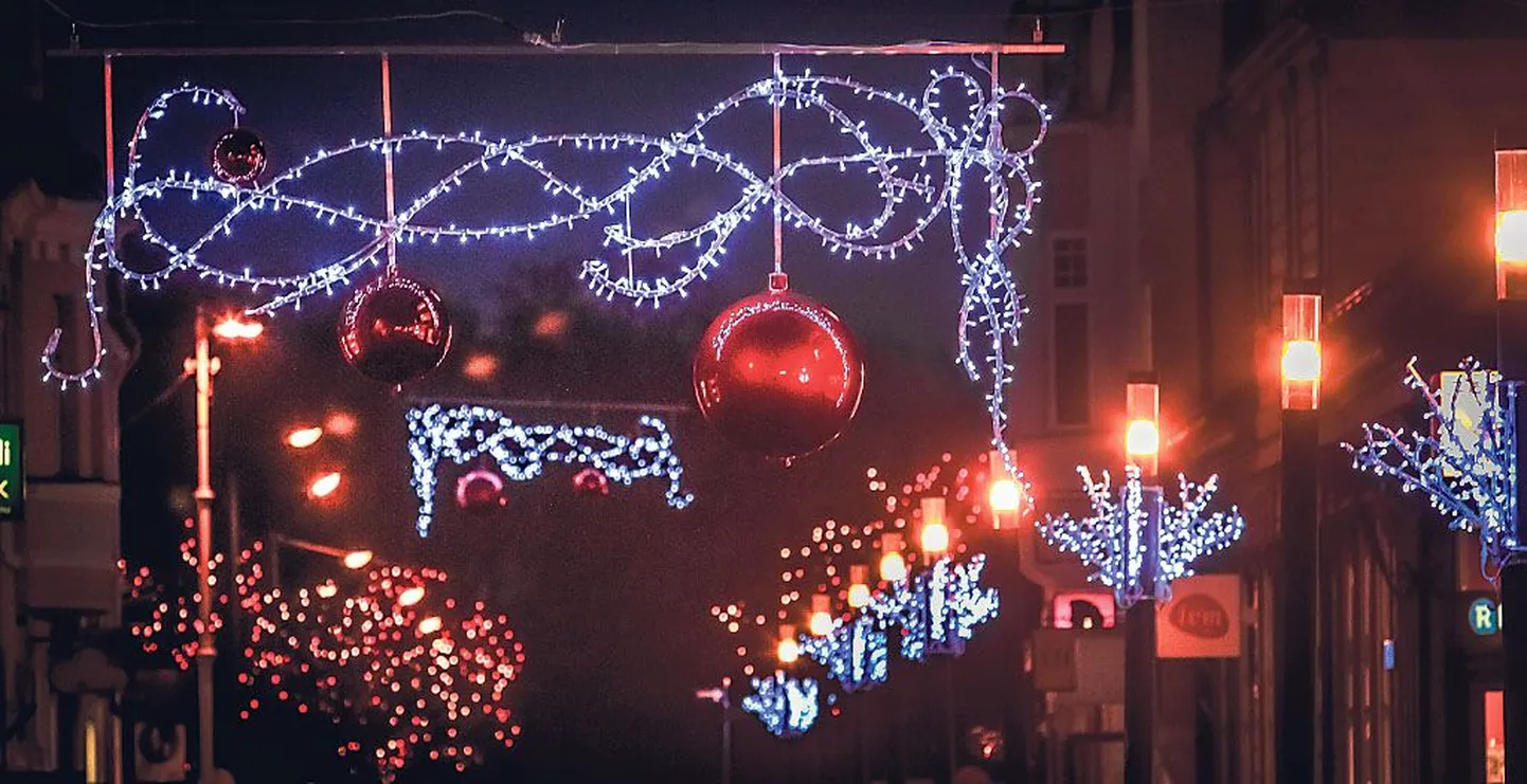 Mullu Pärnu Rüütli tänaval debüteerinud suured punased jõulukuulid peaksid sel aastal veel rohkem pilku püüdma, sest kuulides põleb nüüd valgus.