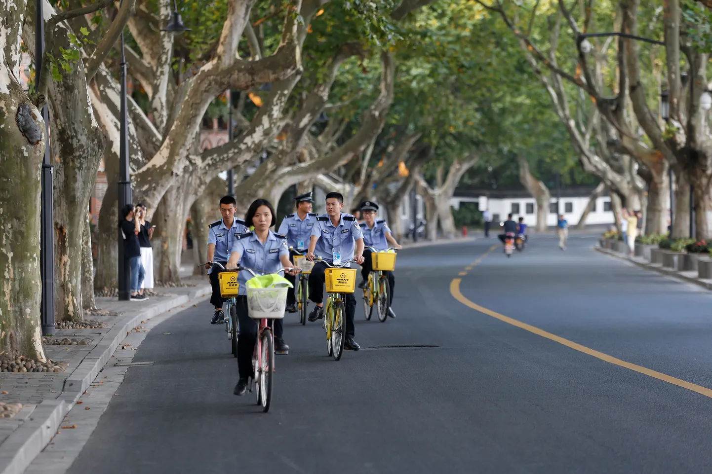Julgeolekutöötajad Hangzhous jalgrattaga sõitmas.