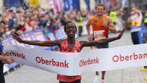 Rajarekordiga maratoni võitnud keenialanna sai rohkem kui aasta hiljem disklaffi