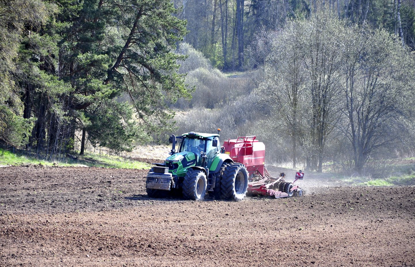 Pavasara augsnes apstrādāšanas darbi zemnieku saimniecībā "Debeskalni" Daugavpils novada Sventes pagastā.