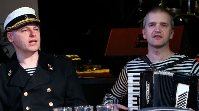 Grupas dalībnieks Gundars Kalniņš (no kreisās) un grupas vadītājs Edgars Lipors piedalās vīru kopas "Vilki" dziesmu albuma "Jūras vilki" prezentācijā 1.Rokkafejnīcā "Reiterna Nams" 