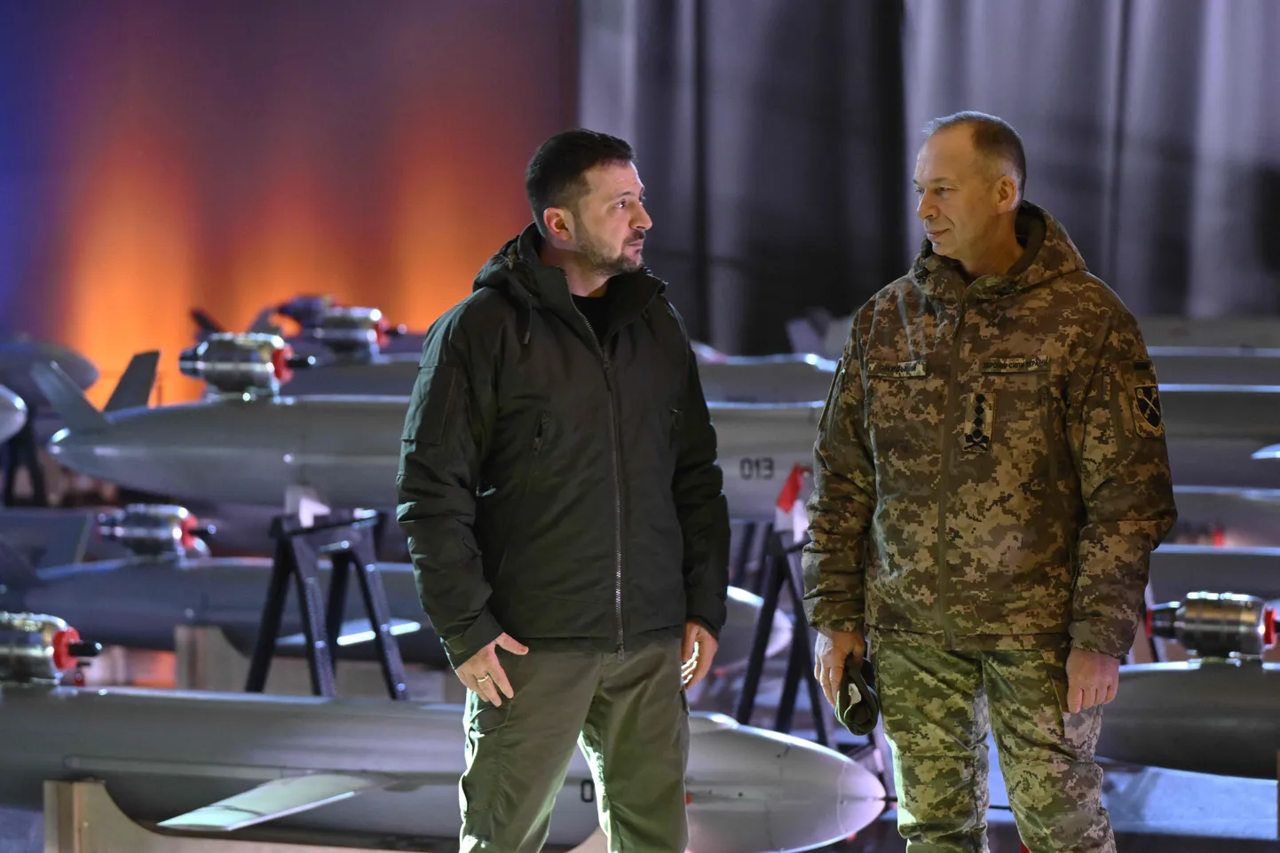 Ukraina president Volodõmõr Zelenskõi ja relvajõudude ülemjuhataja Oleksandr Sõrskõi. Foto on tehtud Kiievis mullu 6. detsembril, mil anti üle esimene partii Ukrainas valmistatud droonrakette Peklo ("põrgu"). Ühtlasi tähistas riik nimetatud kuupäeval Ukraina relvajõudude 33. aastapäeva.