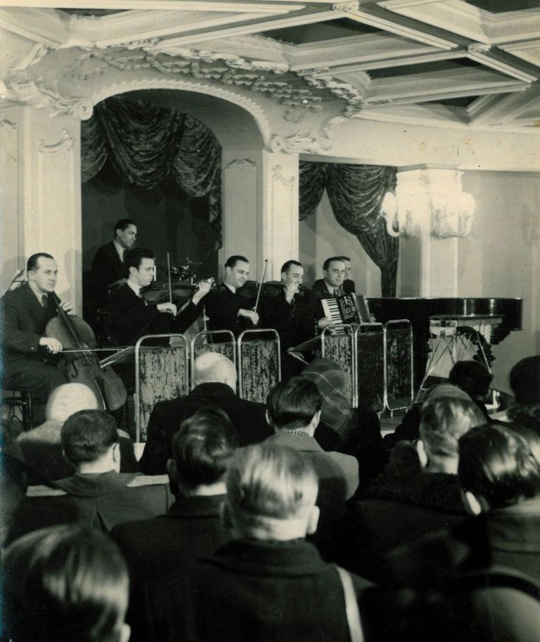 Kinoteātra apmeklētāji un orķestra priekšnesums 20. gs. 50. gados.