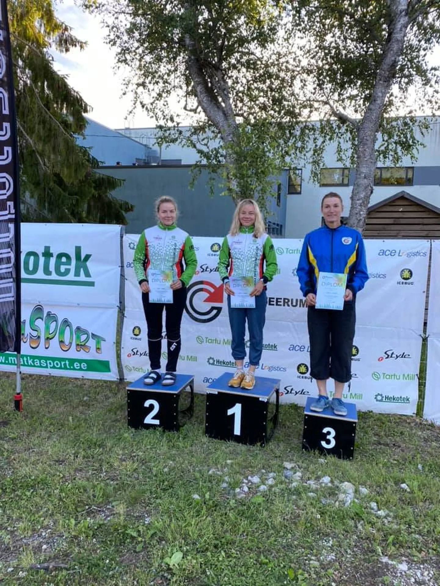 Daisy Kudre (keskel) poodiumi kõrgeimal astmel.