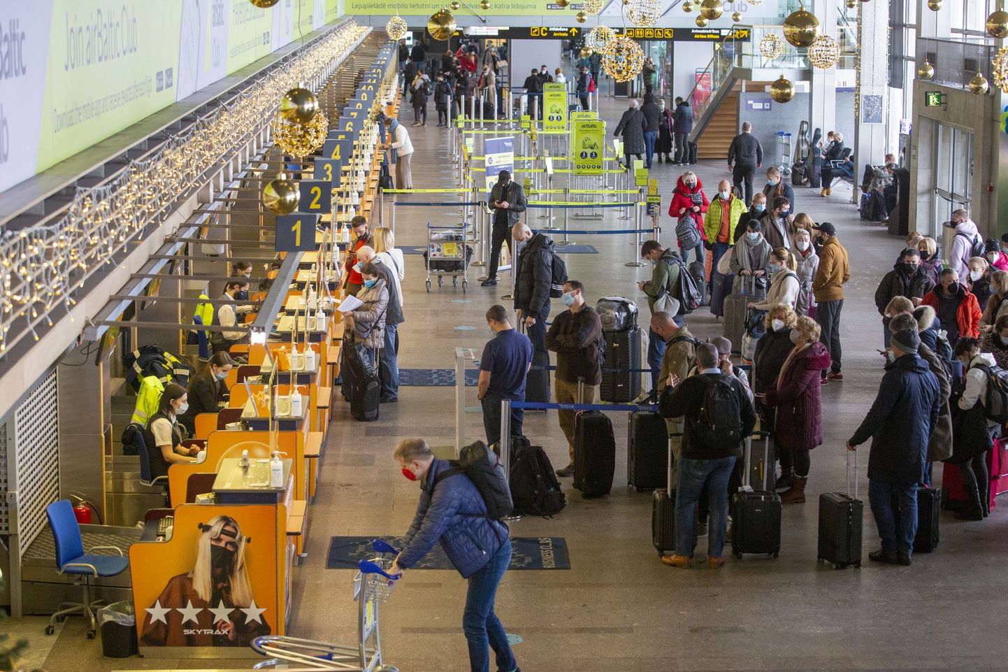 Cilvēku rindas Starptautiskās lidostas "Rīga" pasažieru terminālī. Ilustratīvs attēls.