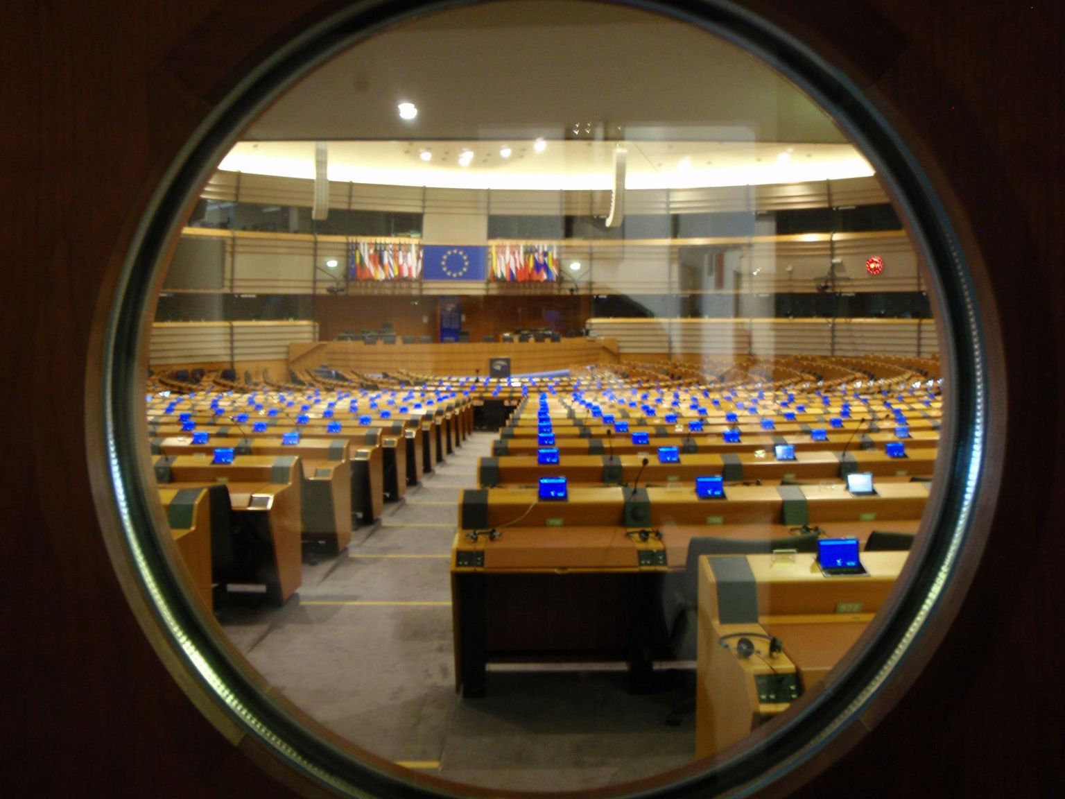 Vaade läbi ukseklaasi europarlamendi istungite saali.