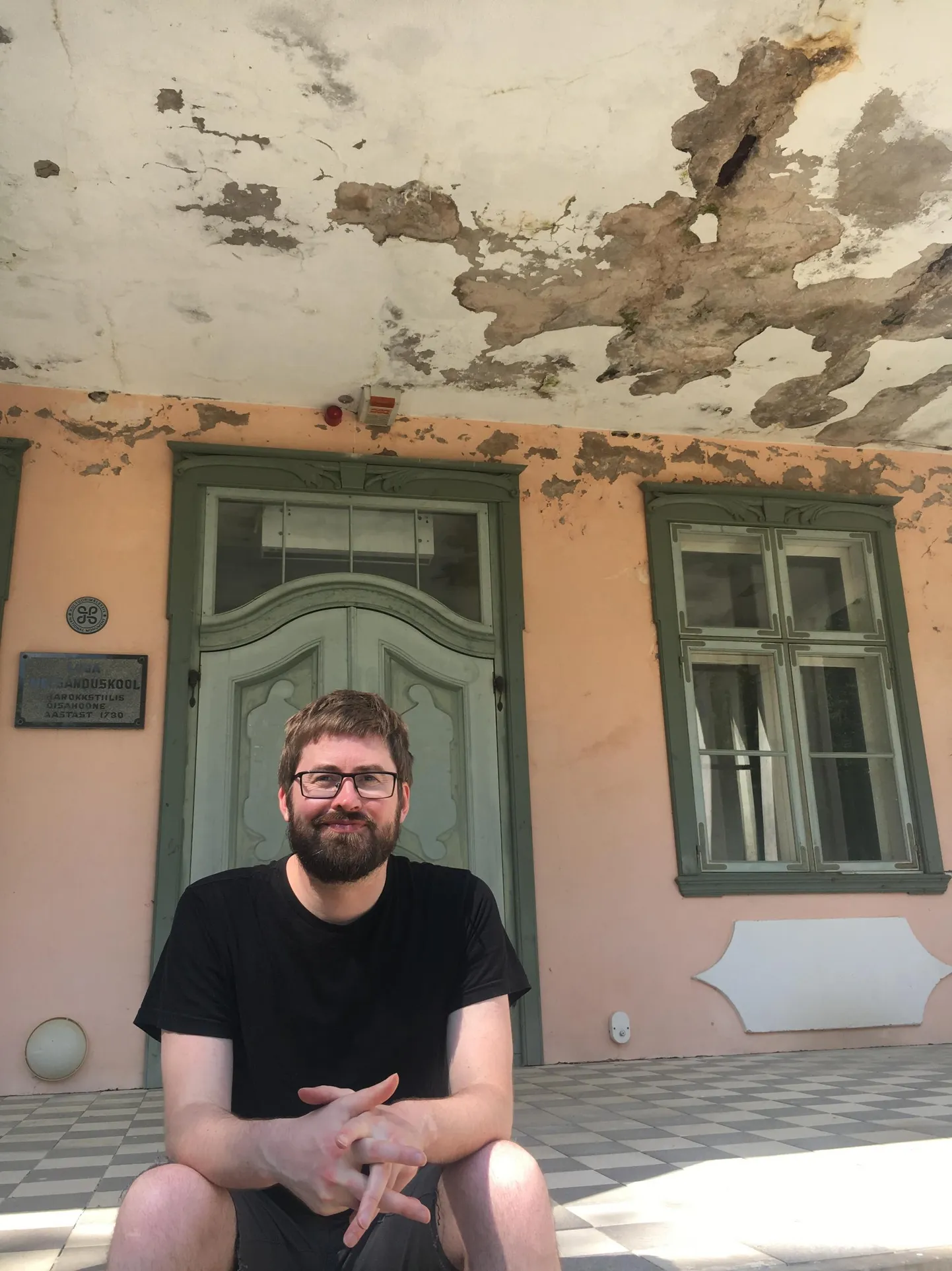 Janar Ala Luua mõisahoone trepil. Hetkel viscontilikku lagunevat ilu eritav hoone läheb peagi küll renoveeri­misele ja sinna tuleb õpilaskodu.