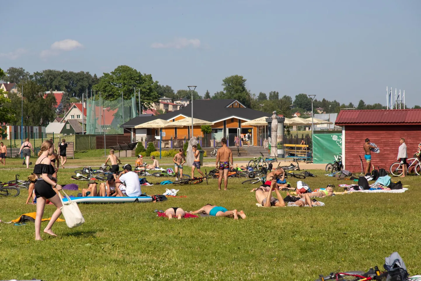 Leitsak toob randa sadu inimesi. Vedelikupuuduse ennetamiseks tuleb juua rohkelt vett.