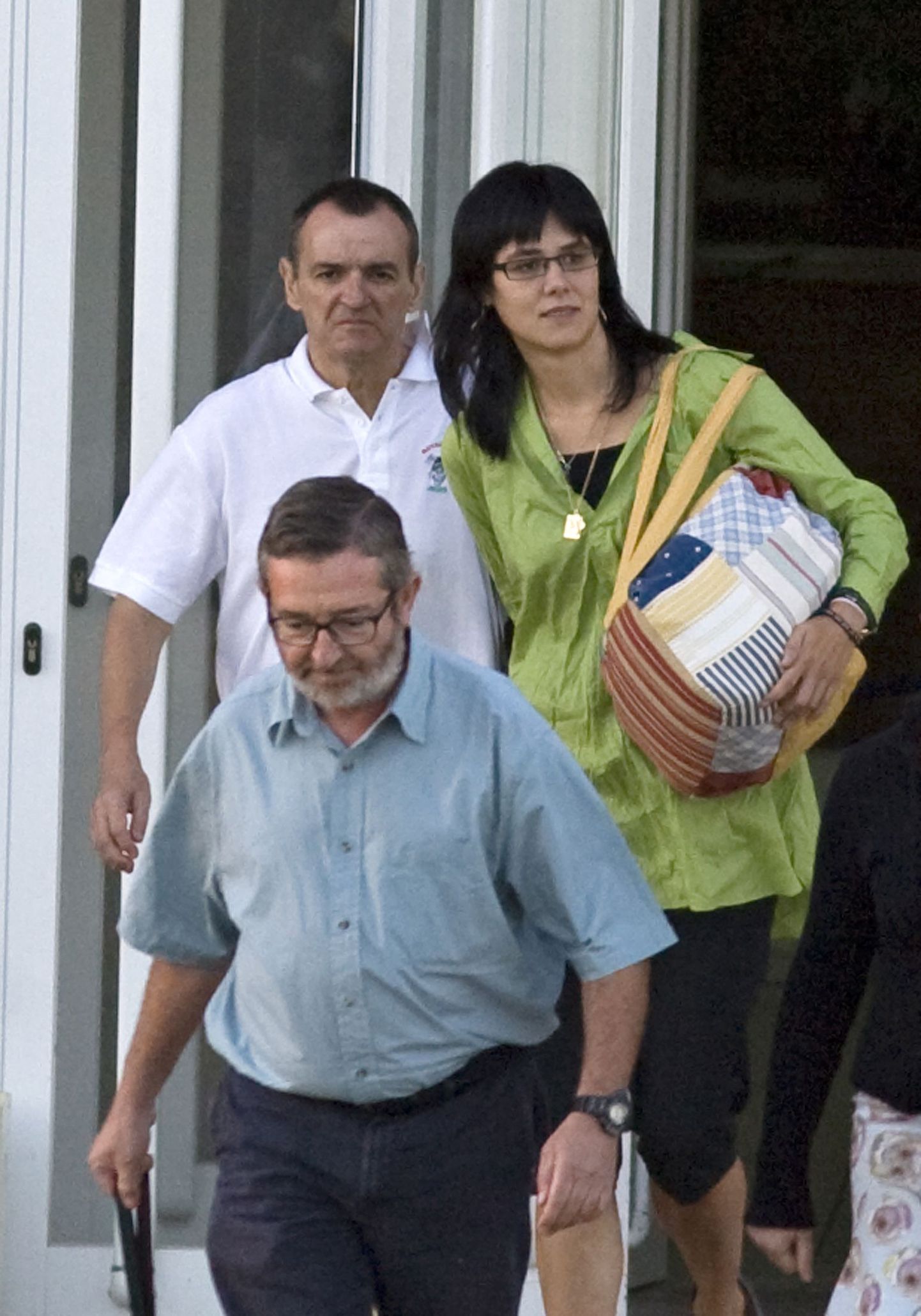 José Ignacio de Juana Chaos (valges särgis) koos oma naise ja advokaadiga.