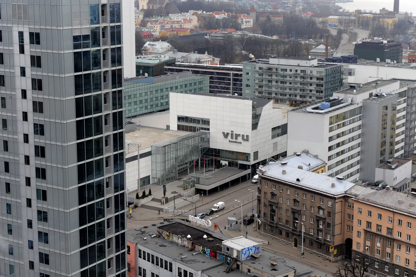Вид на крыши зданий в центре Таллинна.