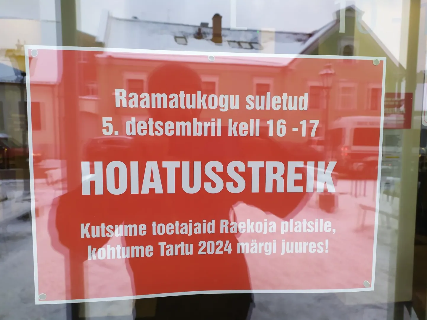 Kehv palk ajas kultuuritöötajad meelt avaldama: silt Tartu linnaraamatukogu uksel andis teada, et 5.detsembril toimub hoiatusstreik ja sellel ajal on raamatukogu suletud.