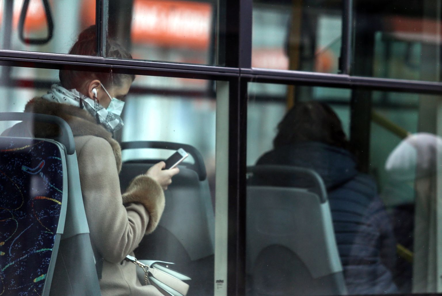 Пассажир в общественном транспорте в Латвии, в период режима ЧС из-за Covid-19