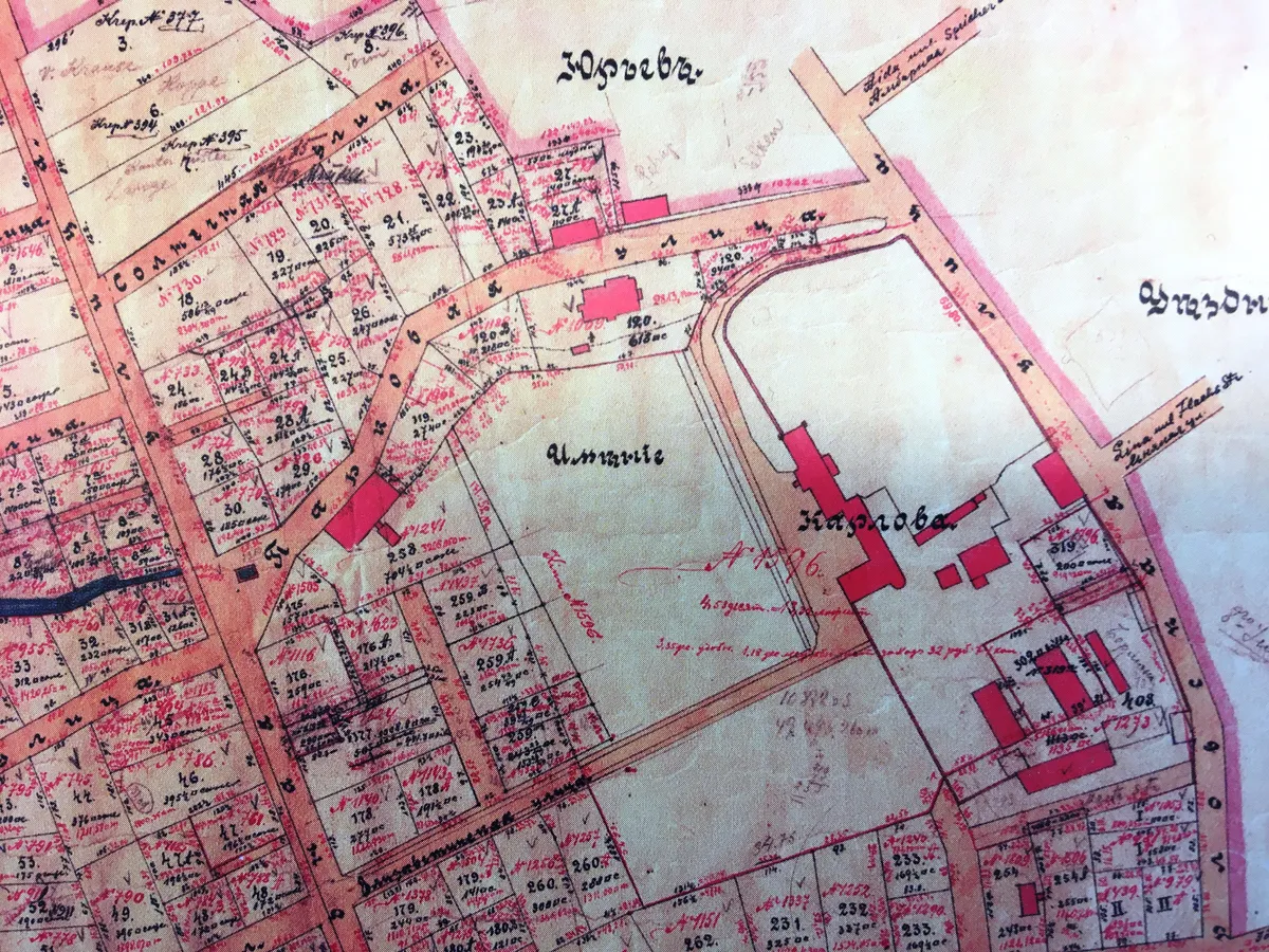 Linnamaamõõtja L. Jacobsenni poolt koostatud Karlova plaan 1915. aastal krundinumbrite ja suuremate hoonetega, ka saun kenasti peal.
