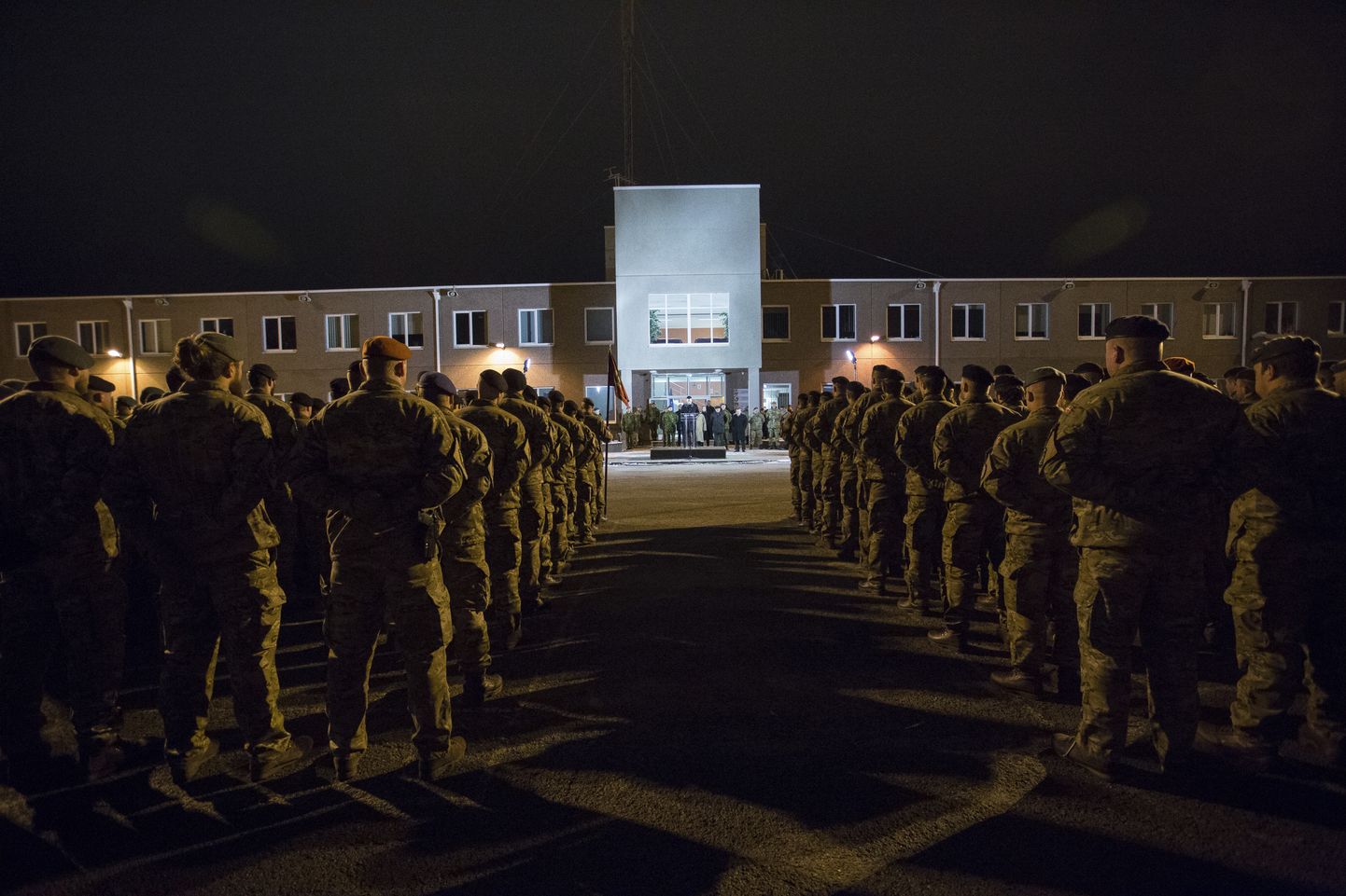 Õhtuhämaruses Tapa linnakus üles rivistatud NATO lahingugrupi sõdurid olid esimesed, keda Taani valitsusjuht visiidil külastas.