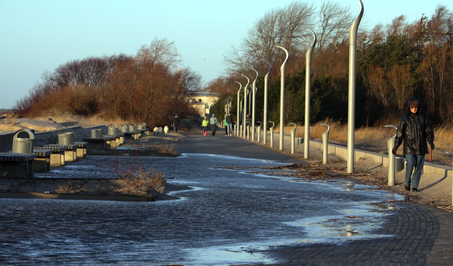 Viimase veetõusuga jõudis vesi Pärnus rannapromenaadile.