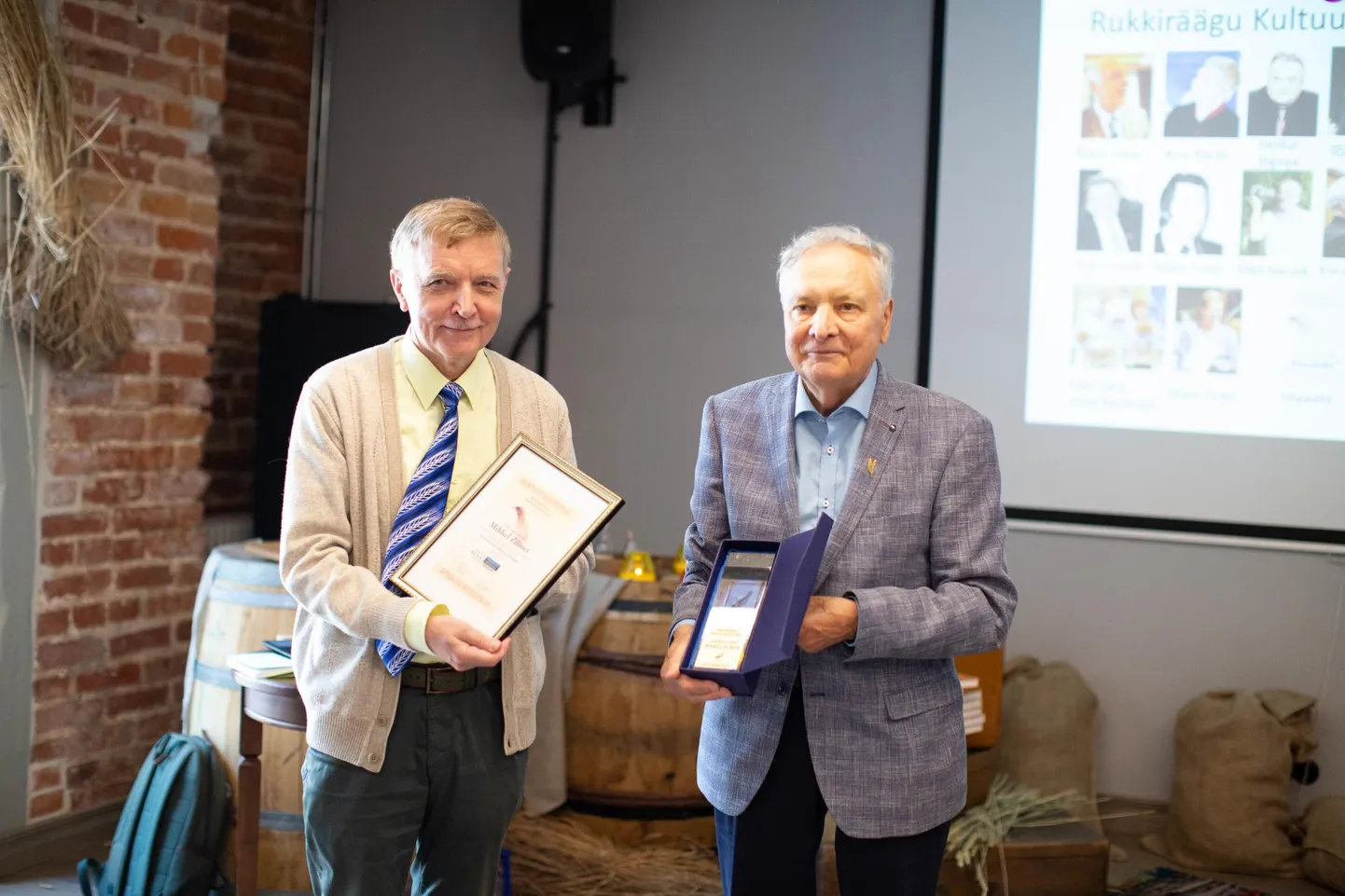 Tänavuse Rukkiräägu kultuuriauhinna pälvis Mihkel Zilmer Eesti toitumiskultuuri edendamise eest. Paremal Eesti rukki seltsi juhatuse liige Leonhard Puksa.
2 × arvo meeks