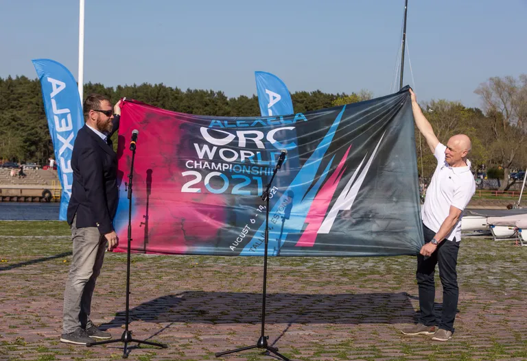 Марти Хяэль и Калев Ваппер показывают флаг будущего чемпионата мира по парусному спорту.