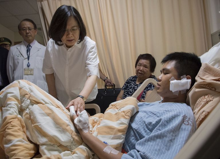 Taiwani president Tsai Ing-wen külastamas haiglas samuraimõõga rünnakus vigastada saanud politseinikku