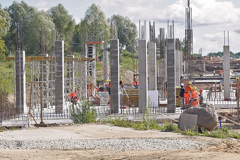 16. august 2013. ERMi uue hoone ehitajatel on ligi 22 000-ruutmeetrise maja rostvärgist ehk vaiadel vundamendist lõviosa, laias laastus 95 protsenti, tehtud. Aprilli lõpus peasissekäigu keskele pidulikult paika pandud nurgakivi siit enam üles ei leia.