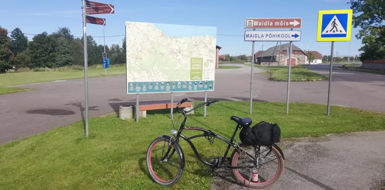 Maidla parkimisplatsilt leiab teeline Ida-Virumaa turismikaardi.