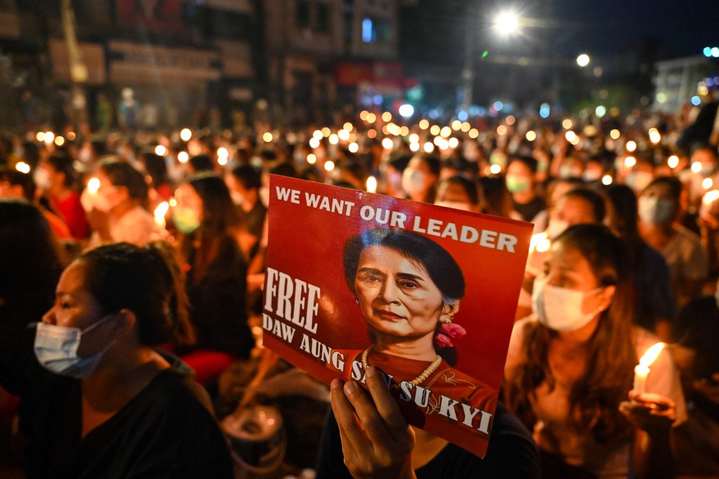 Meeleavaldaja Aung San Suu Kyi postriga Yangonis 13. märts 2021.