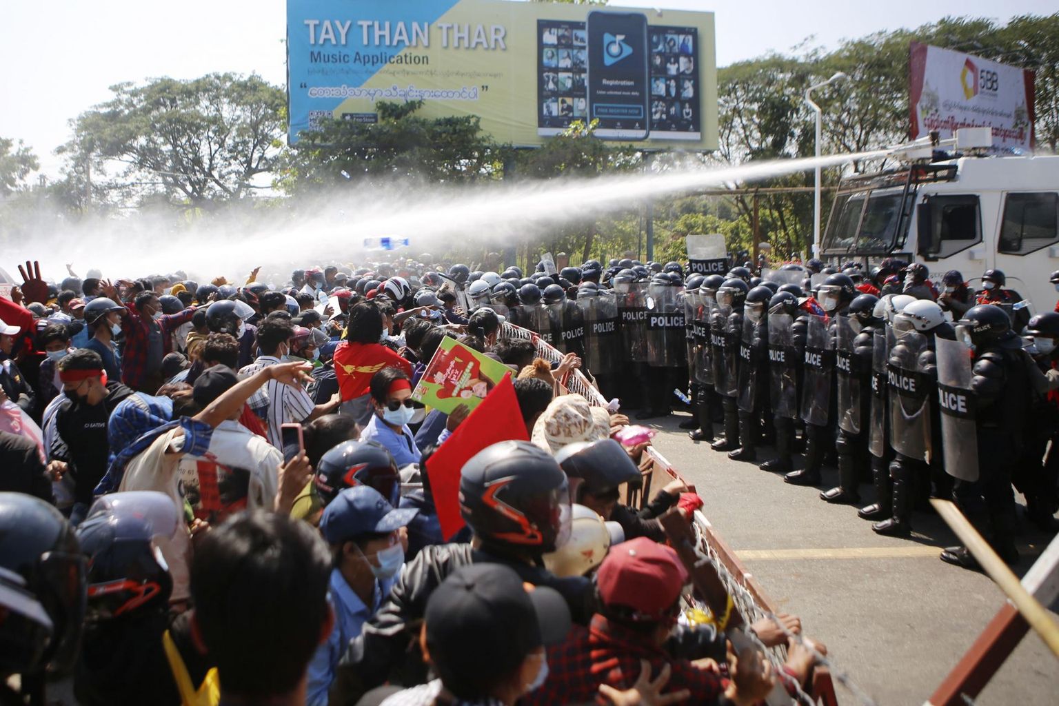 Politsei veekahuriga meeleavaldajaid laiali ajamas. 