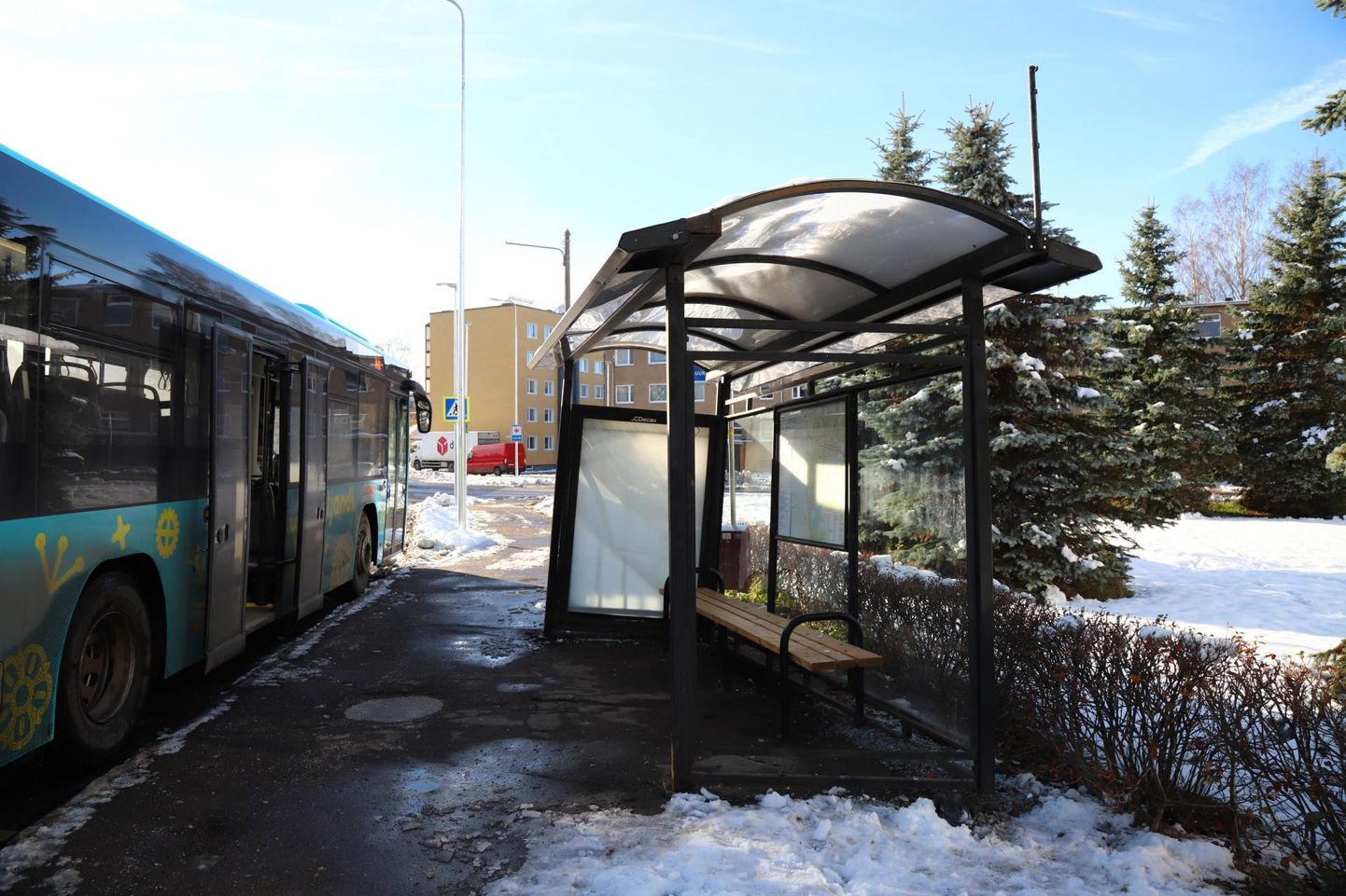 Suur-Kaare bussipeatuse ootekoda on viltu, kuid pole teada, mis selle põhjustas.