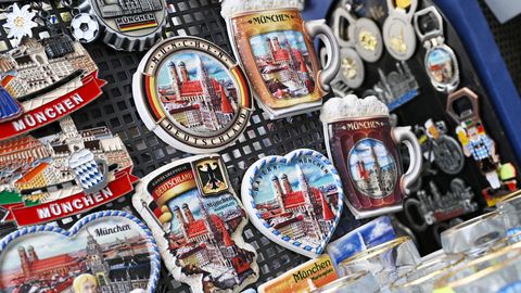 Vācijā un Šveicē veiktas kratīšanas saistībā ar nacisma simbolikas "suvenīru" tirdzniecību