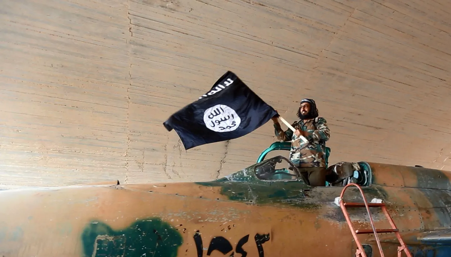 ISISe rühmituse liige organisatsiooni lipuga