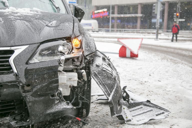 Novembri alguses ootamatult maha sadanud lumi tõi kaasa mitusada liiklusõnnetust, millest kümmekond olid tõsisemad. Liiklusõnnetus Rävala puiesteel. Foto: