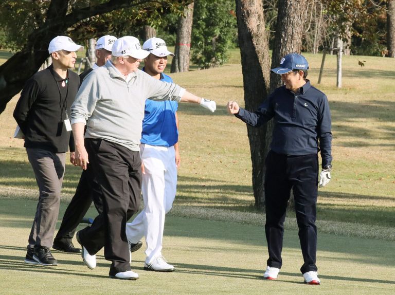 Donald Trump ja Shinzo Abe (sinise mütsiga) mängisid golfi
