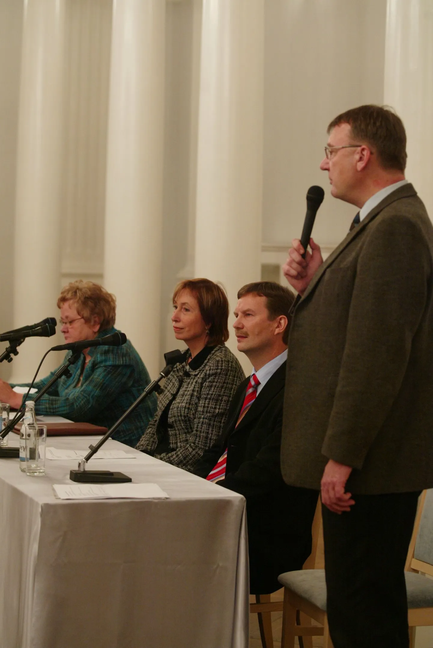 Pildil Riigikogu aseesimees, astrofüüsika professor Ene Ergma (vasakult), eesti keele (võõrkeelena) professor Birute Klaas, rakendusgeoloogia professor Volli Kalm ja TÜ majadusteaduskonna professor Jüri Sepp (paremal).