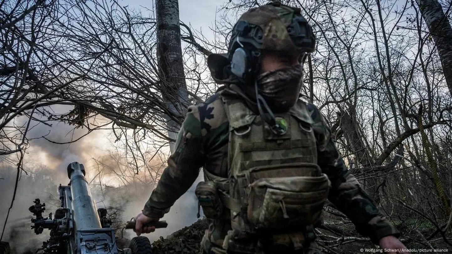 Украинский солдат артиллерии (01.04.2024)