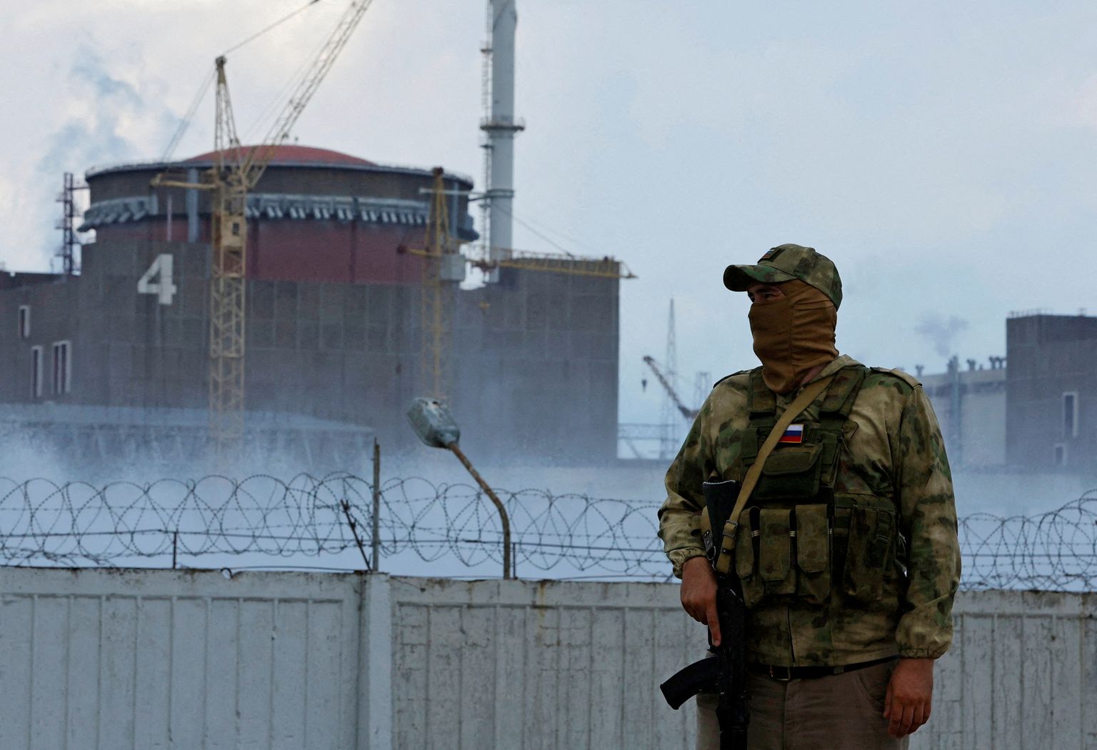 Vene sõdur Zaporižžja tuumajaama juures.