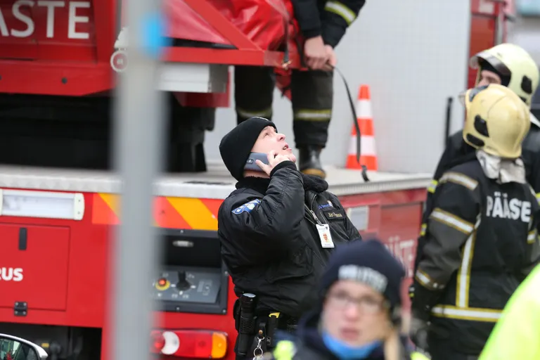 Radissoni hotelli katusel istub inimene.