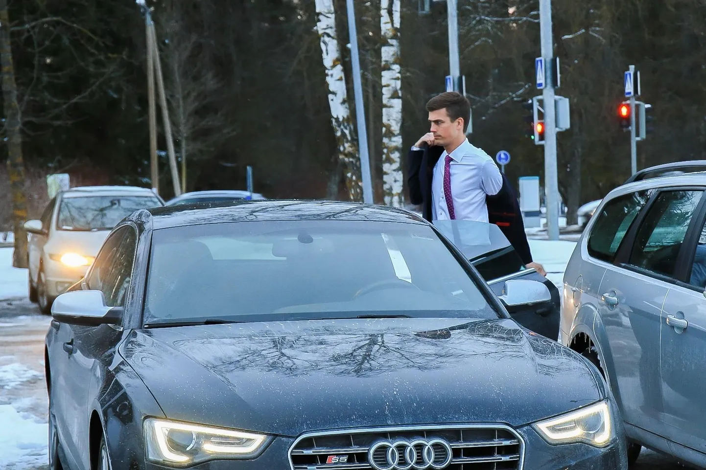 Esmaspäeval kella poole viie paiku Tartu politseimajja saabunud Alaveri kaitsja Marko Pilv lahkus sealt kell kuus.