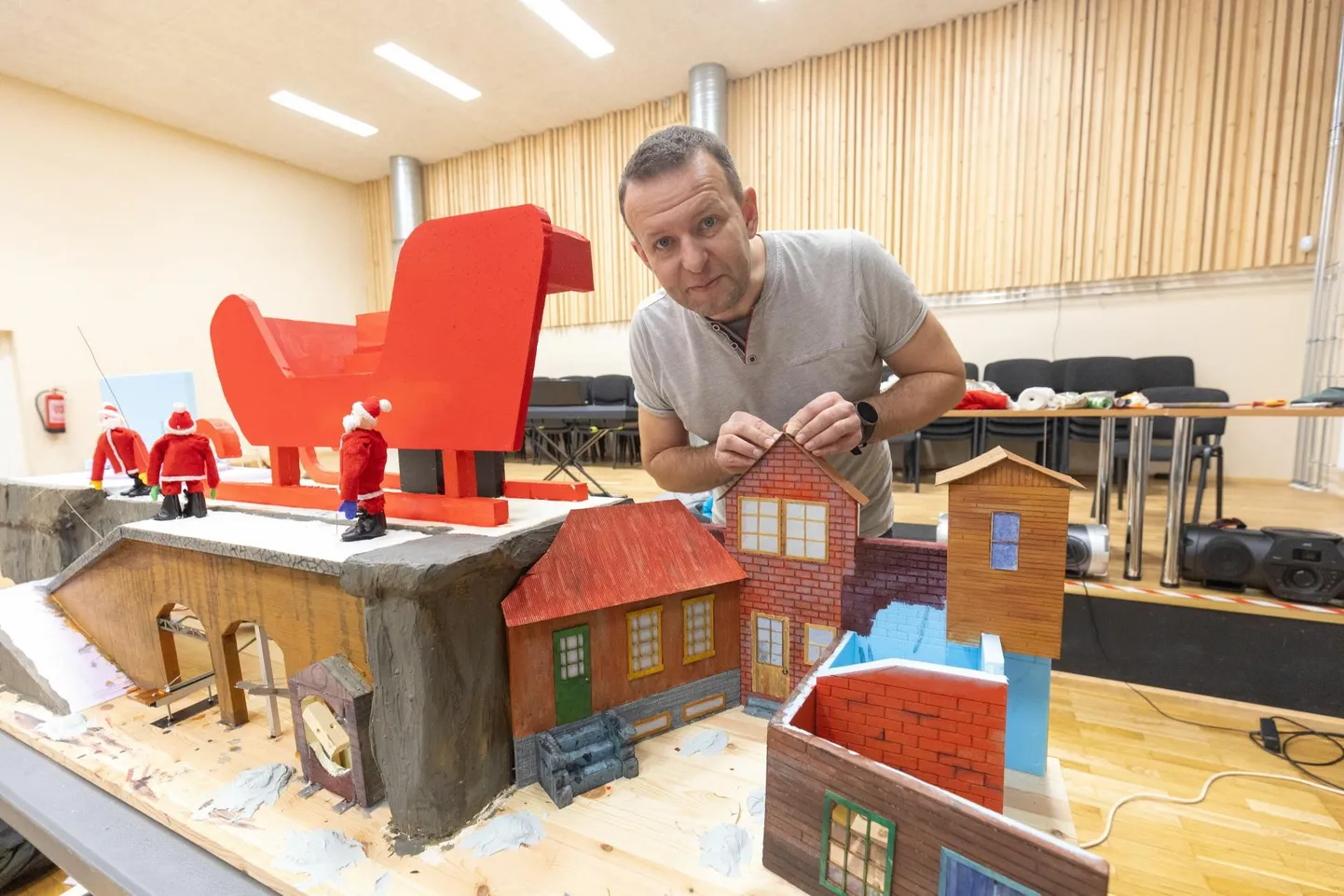 Siseminister ja Väätsa rahvamaja akende kaunistamise idee kunagine algataja Lauri Läänemets annab oma kaunistusele viimast lihvi.